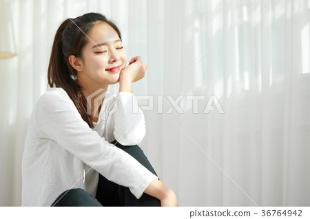 一個女人在床上有一個輕鬆的下午 36764942