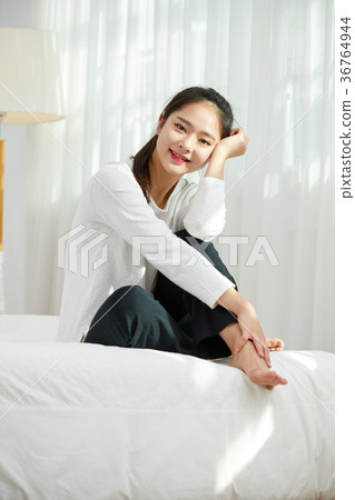 一個女人在床上有一個輕鬆的下午 一個女人在床上有一個輕鬆的下午 36764944