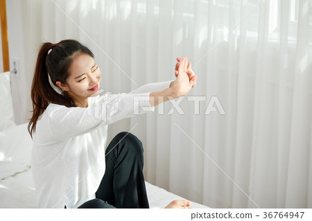 一個女人在床上有一個輕鬆的下午 36764947