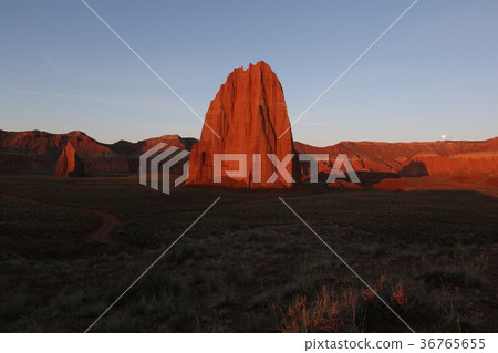 Sunset in Monument Valley Sunset in Monument Valley 36765655