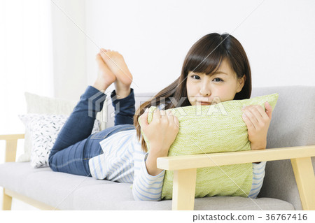 放鬆在長沙發的少婦 36767416