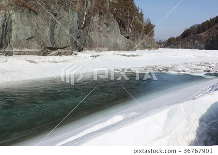 Floating of ice on the river in the spring Floating of ice on the river in the spring 36767901