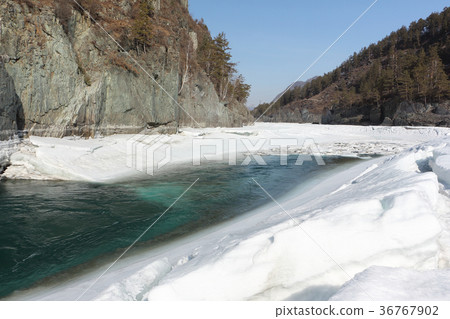Floating of ice on the river in the spring Floating of ice on the river in the spring 36767902