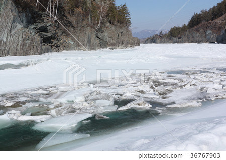 Floating of ice on the river in the spring Floating of ice on the river in the spring 36767903