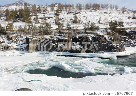 Floating of ice on the river in the spring Floating of ice on the river in the spring 36767907