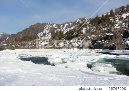 Floating of ice on the river in the spring Floating of ice on the river in the spring 36767908