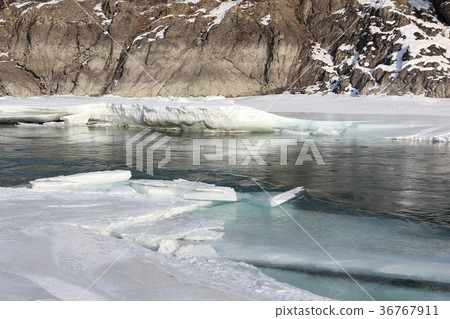 Floating of ice on the river in the spring Floating of ice on the river in the spring 36767911