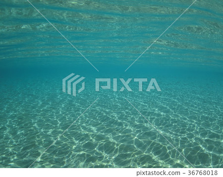 沖繩島沖繩島海灘視圖的熱帶海美麗的海南海島夏天淺水區含沙地點地點 36768018