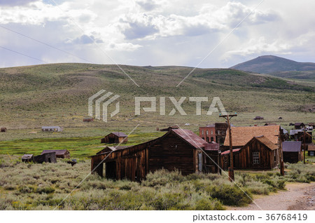 Ruined Houses in an American Ghost Town Ruined Houses in an American Ghost Town 36768419