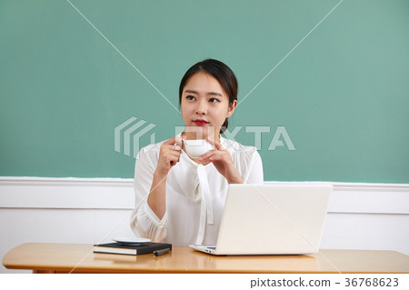 20-carer woman working at home, woman 20-carer woman working at home, woman 36768623