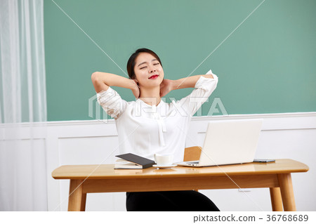 20-carer woman working at home, woman 20-carer woman working at home, woman 36768689