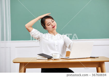 在家工作的20名護理員婦女,婦女 在家工作的20名護理員婦女,婦女 36768694
