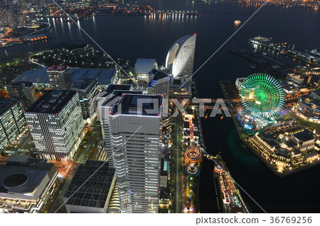 橫濱的城市景觀和夜景(橫濱港和城市景觀的視圖) 橫濱的城市景觀和夜景(橫濱港和城市景觀的視圖) 36769256