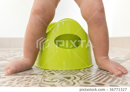 Crop the children's legs over the chamberpot Crop the children's legs over the chamberpot 36771327