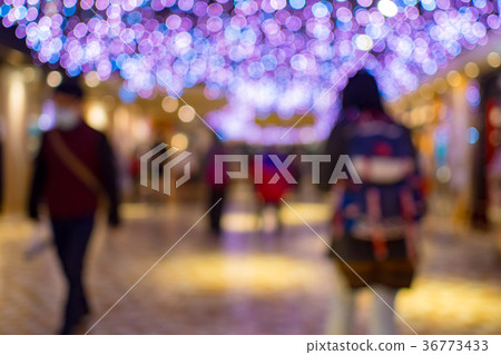 Defocused city street 36773433