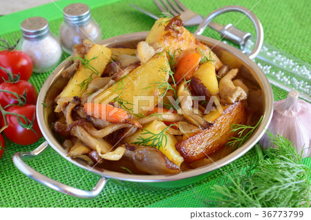 Pan fried potato with oyster mushrooms. Vegetarian Pan fried potato with oyster mushrooms. Vegetarian 36773799