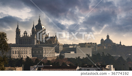 Madrid cityscape 36774192