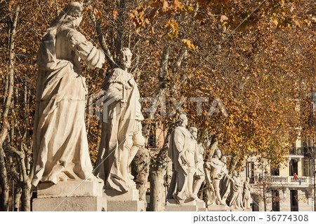 Statues in Madrid downtown Statues in Madrid downtown 36774308