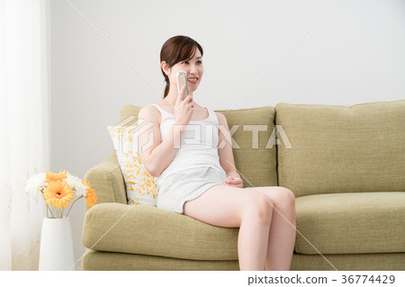 Women who use facial equipment 36774429