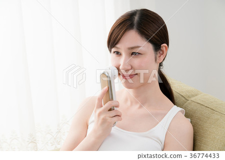 使用面部護理設備的女性 36774433