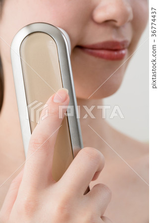 使用面部護理設備的女性 36774437