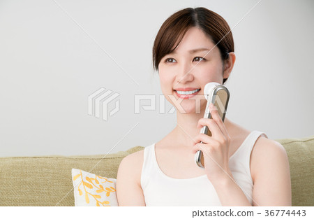 Women who use facial equipment Women who use facial equipment 36774443