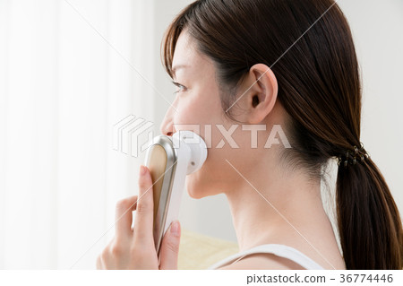 Women who use facial equipment Women who use facial equipment 36774446