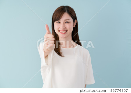 做讚許的婦女 36774507