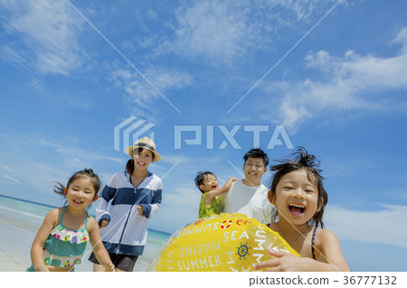 使用與浮游物的五口之家在夏天海邊 36777132