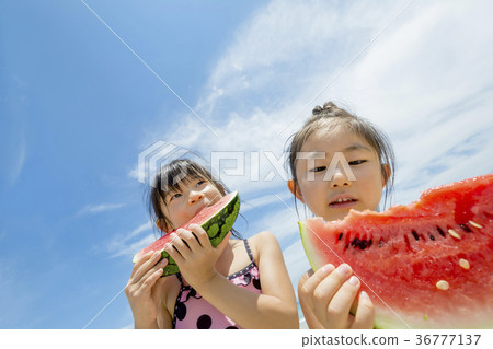 吃西瓜的姐妹在夏天海邊 吃西瓜的姐妹在夏天海邊 36777137