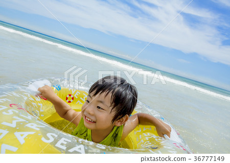 男孩在夏天的海灘上玩 男孩在夏天的海灘上玩 36777149