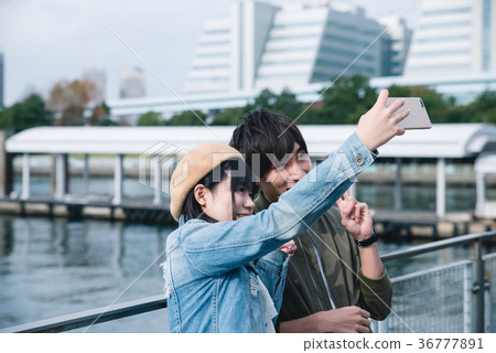 Men and women who take a selfie on a date Men and women who take a selfie on a date 36777891