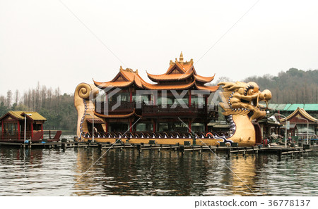 Traditional chinese boat 36778137