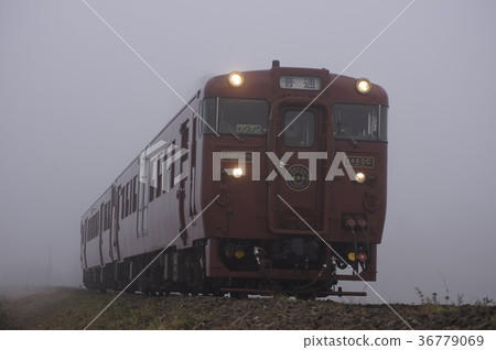 伊薩布魯和新平在濃霧中 36779069