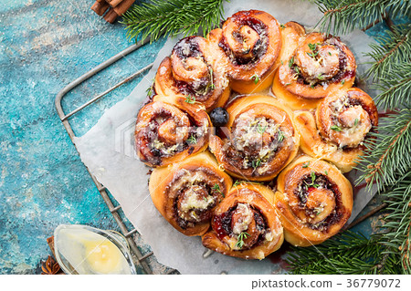 Homemade delicious cinnamon rolls 36779072