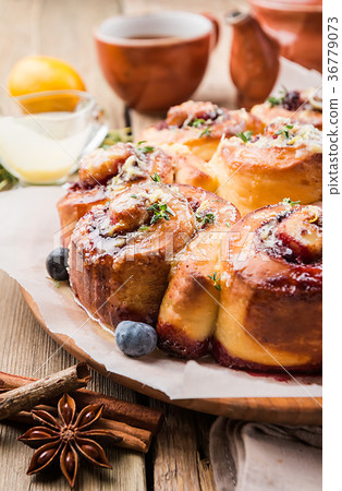 Homemade delicious cinnamon rolls 36779073