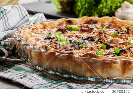 Tart with chicken, mushrooms and cheese 36780302