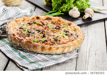 Tart with chicken, mushrooms and cheese Tart with chicken, mushrooms and cheese 36780303