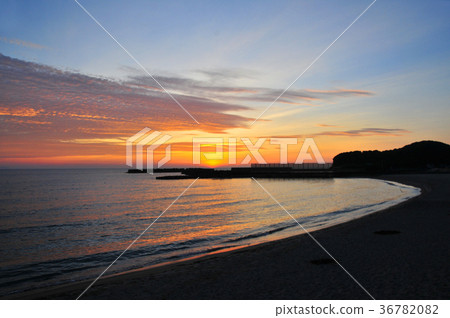 West coast dyed in the setting sun 36782082