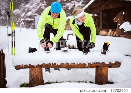 Senior couple getting ready for cross-country 36782904
