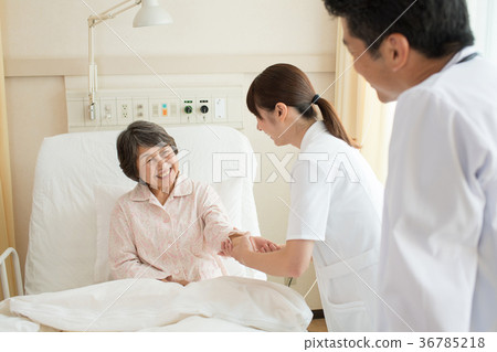 Doctor's room examination doctor nurse patient hospital 36785218