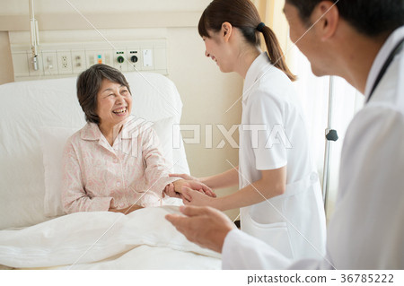 Doctor's room examination doctor nurse patient hospital Doctor's room examination doctor nurse patient hospital 36785222