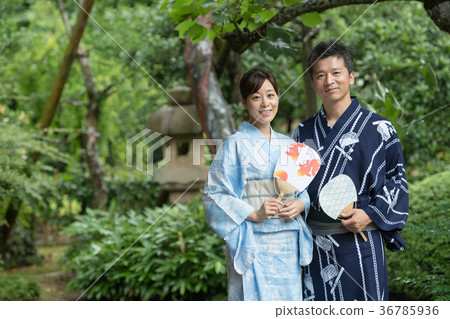 浴衣中間夫婦庭院日本式圖像 36785936