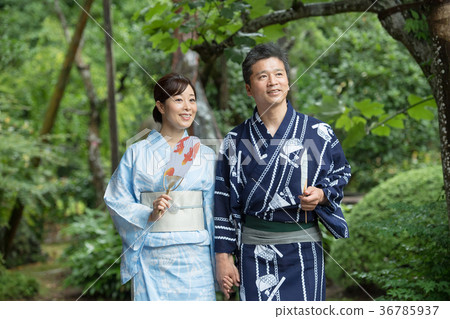 浴衣中間夫婦庭院日本式圖像 36785937