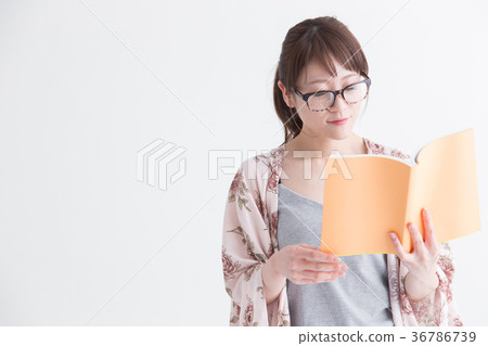 Women reading · white back Women reading · white back 36786739