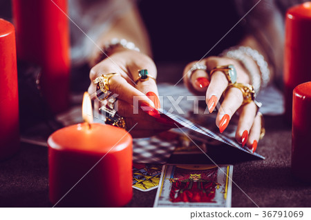 告訴塔羅牌的女人 告訴塔羅牌的女人 36791069