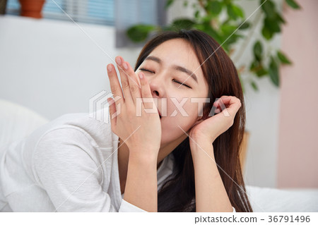 二十多歲的女人在床上享受快樂的一天 36791496