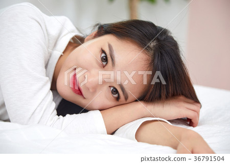 二十多歲的女人在床上享受快樂的一天 36791504