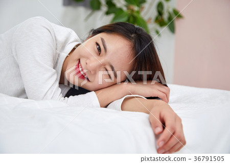 二十多歲的女人在床上享受快樂的一天 36791505