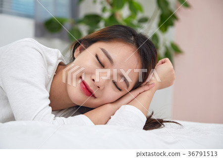 二十多歲的女人在床上享受快樂的一天 36791513